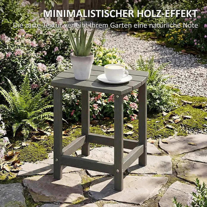 Outsunny Garten-Beistelltisch - L x B x H: 48 x 37 x 46 cm, Grau - Minimalistischer, dunkelgrauer Gartentisch in Holzoptik mit einer Pflanze und einer Tasse Kaffee.