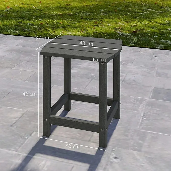 Outsunny Garten-Beistelltisch - L x B x H: 48 x 37 x 46 cm, Grau - Dunkelgrauer Lamellen-Outdoorhocker, dessen Maße seine kompakte Größe zeigen.