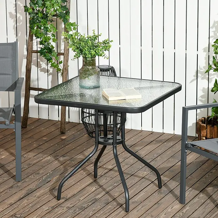 Outsunny Balkontisch mit Schirmloch - L x B x H: 76 x 76 x 72 cm, Metall, Gehärtetes Glas, Quadratisch, Schwarz - Quadratischer Gartentisch mit Glasplatte, schwarzem Metallrahmen und zwei grauen Stühlen auf einer Holzterrasse.