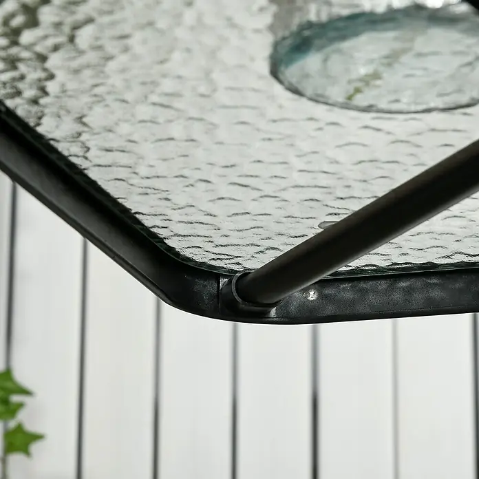 Outsunny Balkontisch mit Schirmloch - L x B x H: 76 x 76 x 72 cm, Metall, Gehärtetes Glas, Quadratisch, Schwarz - Ecke eines Tisches mit strukturierter Glasplatte und dunklem Metallrahmen, Beinverbindung sichtbar.
