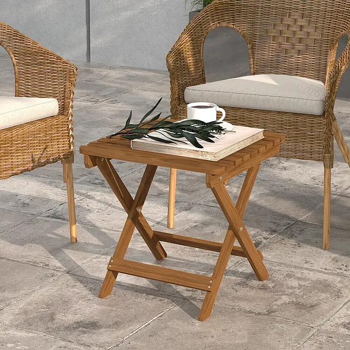 Outsunny Garten-Beistelltisch - L x B x H: 45 x 45 x 45 cm, Teak - Brauner klappbarer Beistelltisch aus Holz auf einer Terrasse, mit Buch und Kaffee, zwischen zwei Korbstühlen.