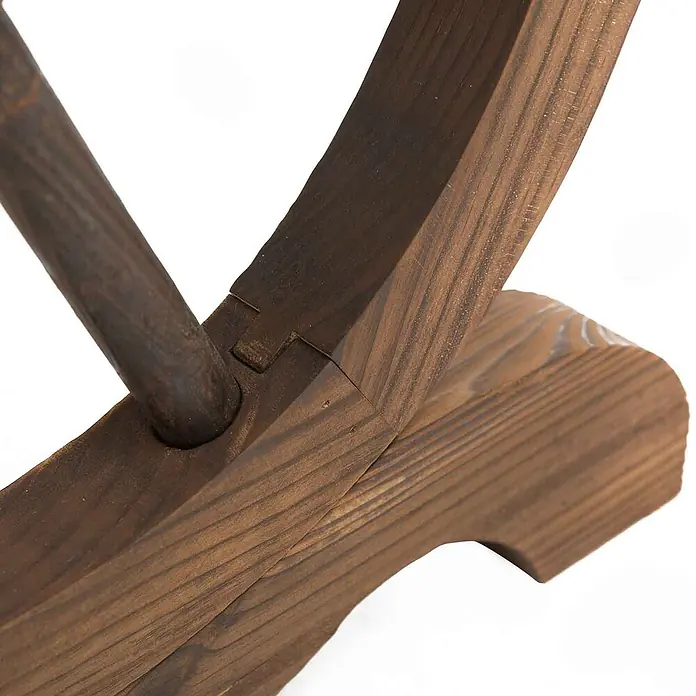 Furnicato Gartentisch - L x B x H: 110 x 60 x 65 cm, Rechteckig, Natur - Nahaufnahme einer dunkelbraunen Holzverbindung, bei der ein runder Stab auf gekerbte Bretter trifft.