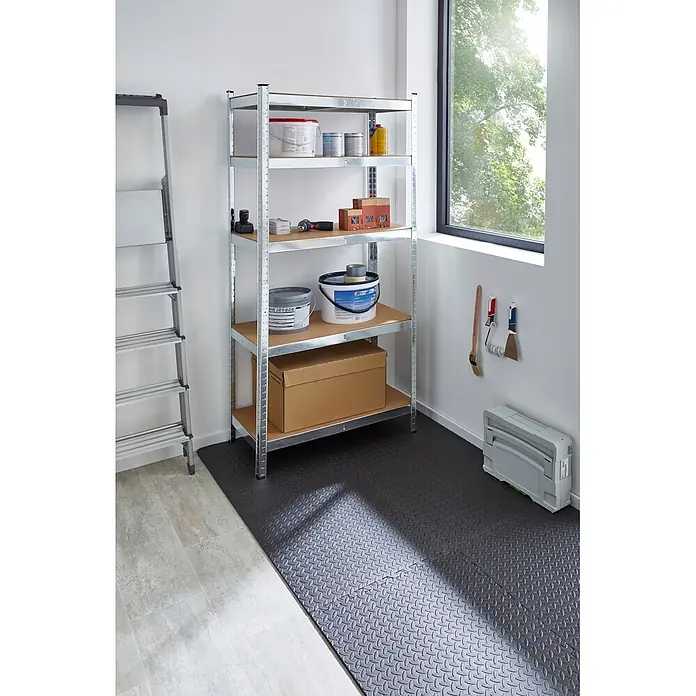 Universalmatte - 6 Stk., 40 x 40 cm, Schwarz - Fünfstöckiges Metallregal mit Holzböden, gefüllt mit Werkzeug, Farbe und Kisten, auf einer dunkelgrauen strukturierten Bodenmatte.