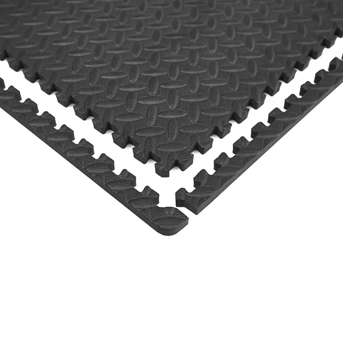 Universalmatte - 6 Stk., 40 x 40 cm, Schwarz - Schwarze ineinandergreifende Schaumstoff-Bodenmatten mit texturierter Oberfläche, teilweise montiert.