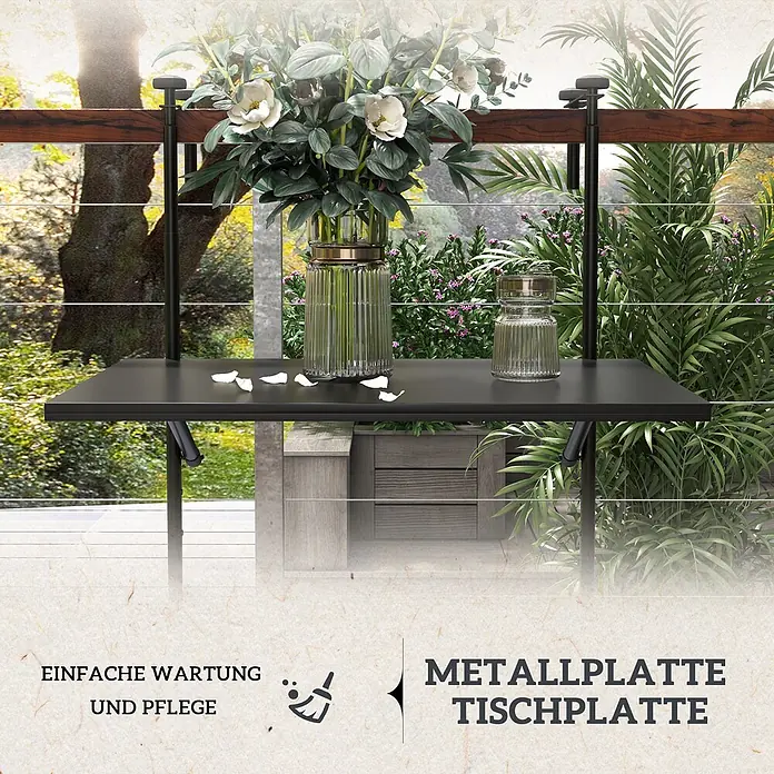 Outsunny Balkon-Hängetisch - Schwarz - Schwarzer Metall-Balkontisch an einem Geländer, mit Vasen und Blumen in einer Außenumgebung.
