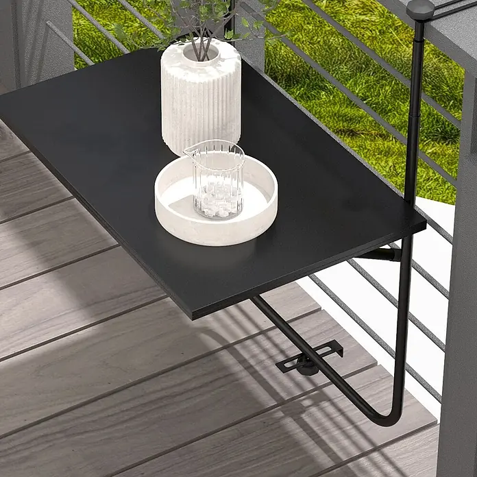 Outsunny Balkon-Hängetisch - Schwarz - Schwarzer Balkontisch mit matter Oberfläche, Vase und Glas, an einem Außengeländer befestigt.