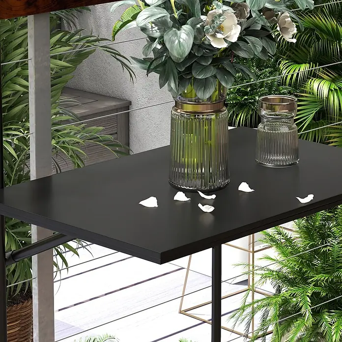 Outsunny Balkon-Hängetisch - Schwarz - Schwarzer rechteckiger Balkontisch mit Ziergefäßen und Blütenblättern, in einem Außenbereich mit üppigem Grün montiert.