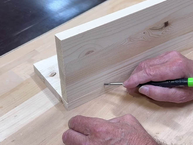 Am Holz wird eine Stelle markiert