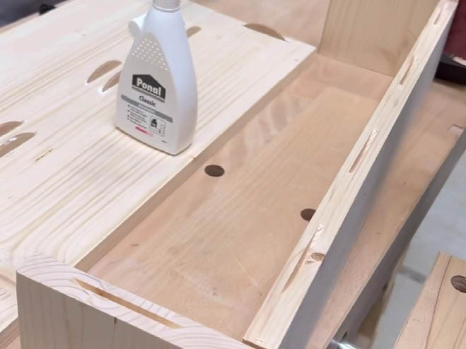 Flachdübel wurden mit Holzleim in die Kanten der Holzbretter gegeben
