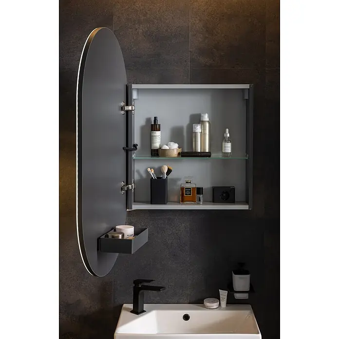 Camargue LED-Spiegelschrank - B x H: 54 x 90 cm, Holz, Anthrazit, DIN Anschlag: Links - Offener dunkelgrauer Badezimmerschrank mit beleuchteter Spiegeltür, der Toilettenartikel über einem weißen Waschbecken und schwarzer Armatur präsentiert.