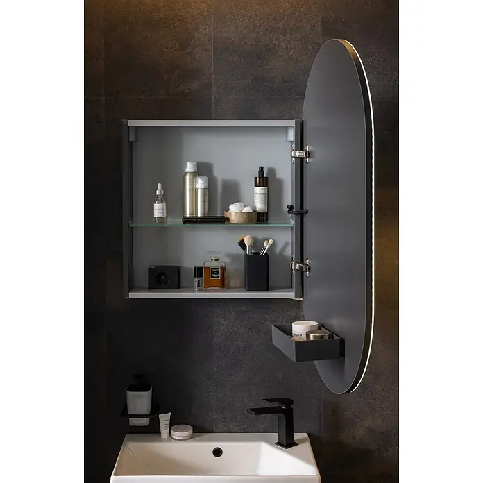 Camargue LED-Spiegelschrank - B x H: 54 x 90 cm, Holz, Anthrazit, DIN Anschlag: Rechts - Moderner dunkelgrauer Badschrank mit offener Spiegeltür, der Toilettenartikel und eine Ablage über einem weißen Waschbecken zeigt.