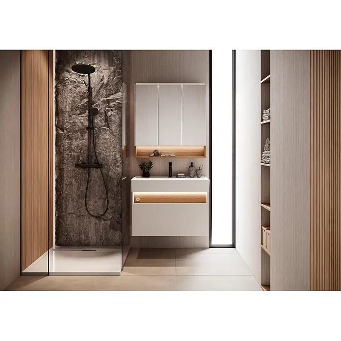 Camargue LED-Spiegelschrank - B x H: 80 x 82 cm, Mit Beleuchtung - Modernes Badezimmer mit dunkler Steindusche, weißem Waschtisch mit Holzakzenten und integrierten Ablageregalen.