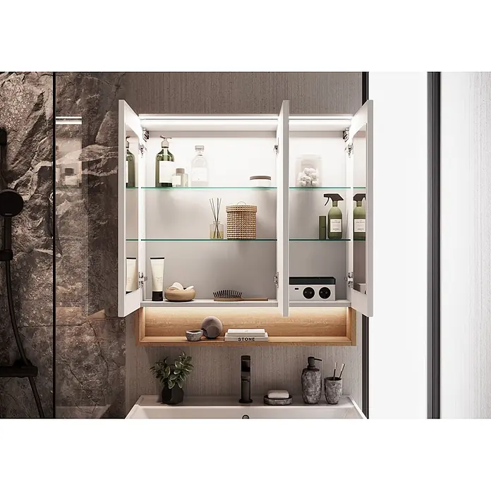 Camargue LED-Spiegelschrank - B x H: 80 x 82 cm, Mit Beleuchtung - Moderner beleuchteter Spiegelschrank mit weißen Spiegeltüren, Glasböden und Holzunterschrank, über einem Waschbecken montiert.