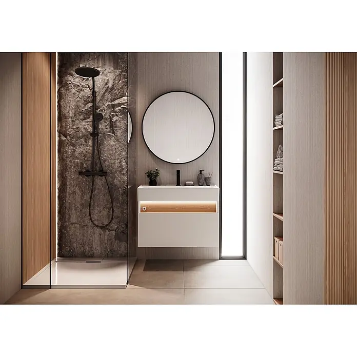 Camargue Nature Waschtischunterschrank - 80 x 46 x 45 cm, Weiß/Eiche - Modernes Badezimmer mit felsstrukturierter Dusche, weißem Hängewaschbecken mit Holzakzenten und beleuchtetem Spiegel.