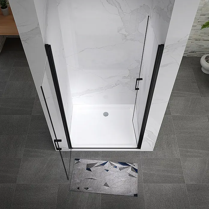 i-flair Dusch-Pendeltür NC68BL - 68 x 195 cm, Schwarz, Beschichtet, Glasstärke: 6 mm - Draufsicht auf eine moderne Duschkabine mit schwarzem Rahmen, klaren Glaspaneelen und weißer Duschwanne in einem gefliesten Bad.
