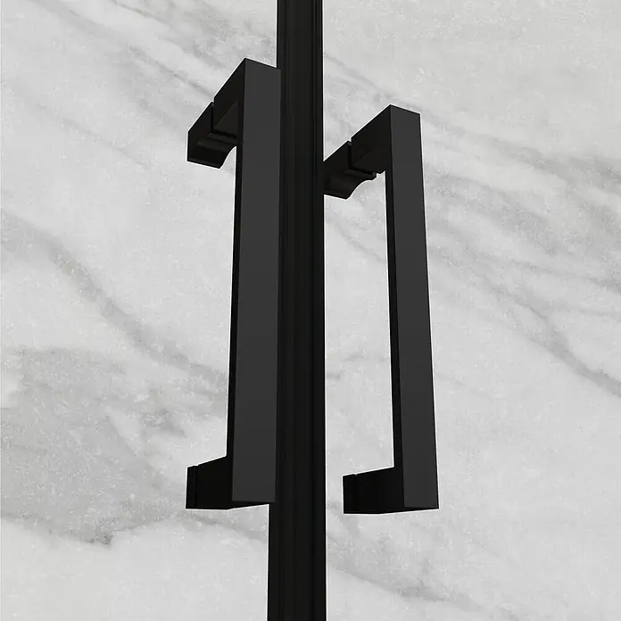 i-flair Dusch-Pendeltür NC68BL - 68 x 195 cm, Schwarz, Beschichtet, Glasstärke: 6 mm - Zwei schwarze, rechteckige Zuggriffe vor hellem Marmorhintergrund.