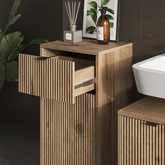 Vicco Badmöbel-Set Eliza Viking Oak 3 Teile, mit Midischrank - Gesamtbreite Badmöbel: 110 cm, Viking Oak, Matt - Hellbrauner Holzschrank mit geriffelter Textur, offener Schublade und weißem Waschbecken. Badezimmermöbel.