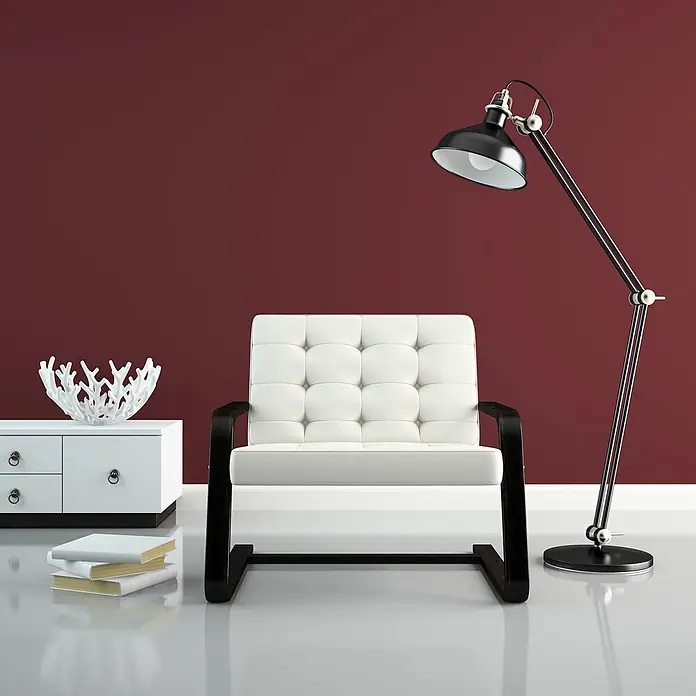 Livingwalls Wandfarbe Rot Varied Red DD125835 5l - Rot, Matt, 5 l - Moderner weißer Sessel mit schwarzem Rahmen, schwarze Stehlampe und weißer Beistelltisch mit Deko und Büchern in einem zeitgenössischen Interieur.