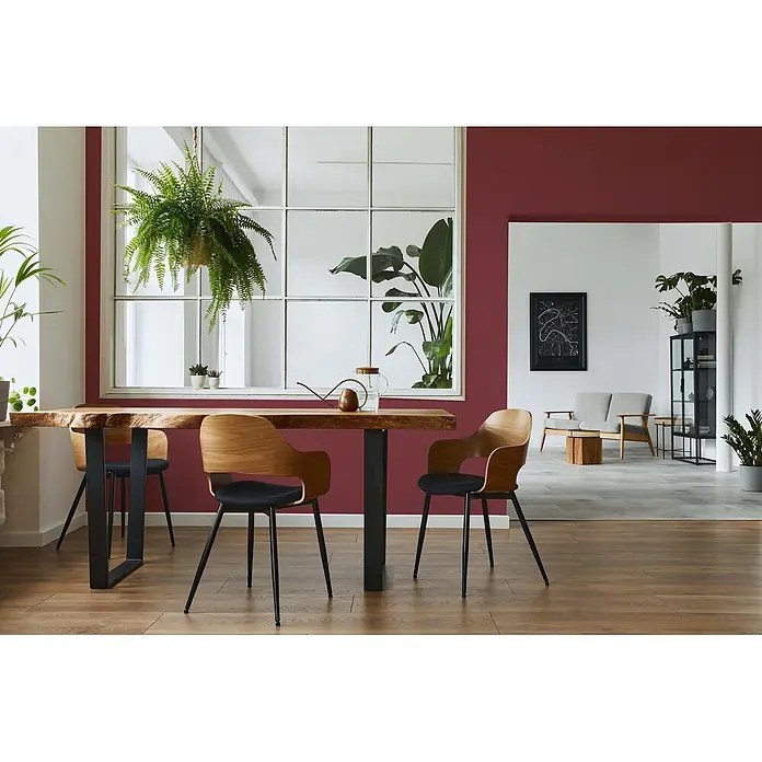 Livingwalls Wandfarbe Rot Varied Red DD125835 5l - Rot, Matt, 5 l - Esstisch mit Baumkanten-Holzplatte und schwarzen Metallbeinen in einem modernen Ambiente.