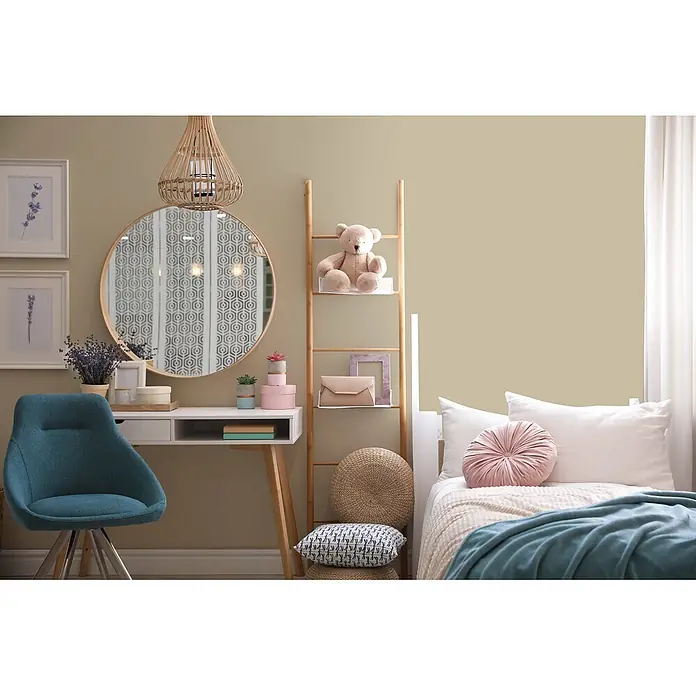 Livingwalls Wandfarbe Grün Gentle Lime DD125988 5l - Grün, Matt, 5 l - Gemütliches Schlafzimmer mit weißem Schminktisch, türkisem Stuhl, rundem Spiegel und Bett mit rosa Kissen und blaugrüner Decke.