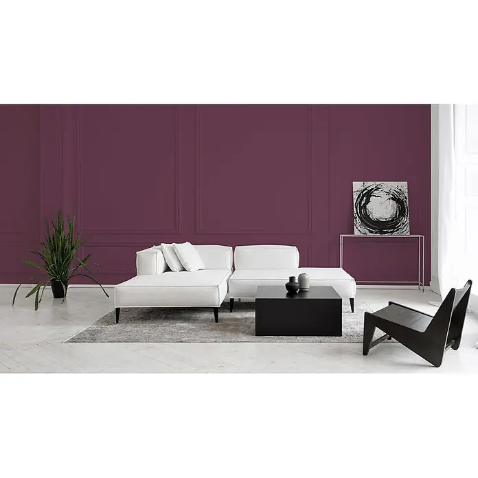 Livingwalls Wandfarbe Violett Lovely Rose DD125810 2,5l - Violett, Matt, 2,5 l - Weißes Ecksofa, schwarzer Couchtisch und schwarzer Sessel in stilvollem, modernem Wohnzimmer.