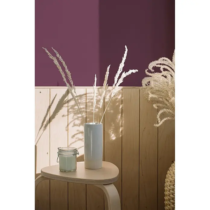 Livingwalls Wandfarbe Violett Lovely Rose DD125810 2,5l - Violett, Matt, 2,5 l - Hellblaue und beige Keramikvase mit weißem Pampasgras und ein Glasgefäß mit Kerze auf einem Holzhocker.