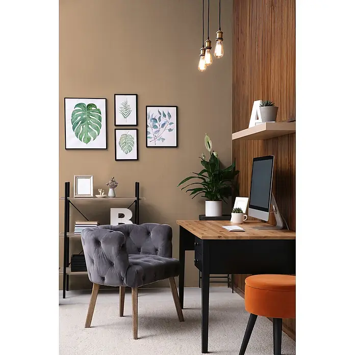 Livingwalls Wandfarbe Beige Sandy Beige DD126085 1l - Beige, Matt, 1 l - Grauer getufteter Sessel mit Holzbeinen an einem Schreibtisch in einem modernen Heimbüro.