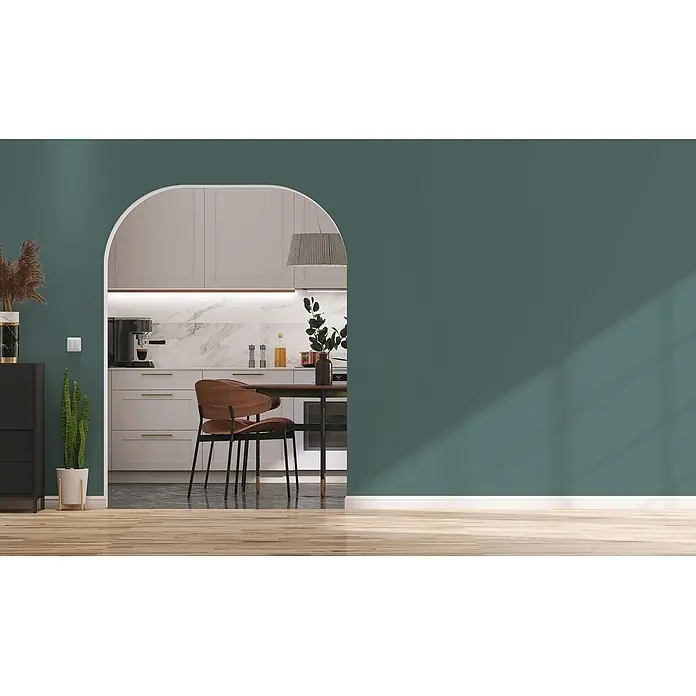 Livingwalls Wandfarbe Grün Soft Green DD125931 5l - Grün, Matt, 5 l - Moderne Küche mit hellgrauen Schränken und Marmorrückwand, durch eine Bogenöffnung gesehen.