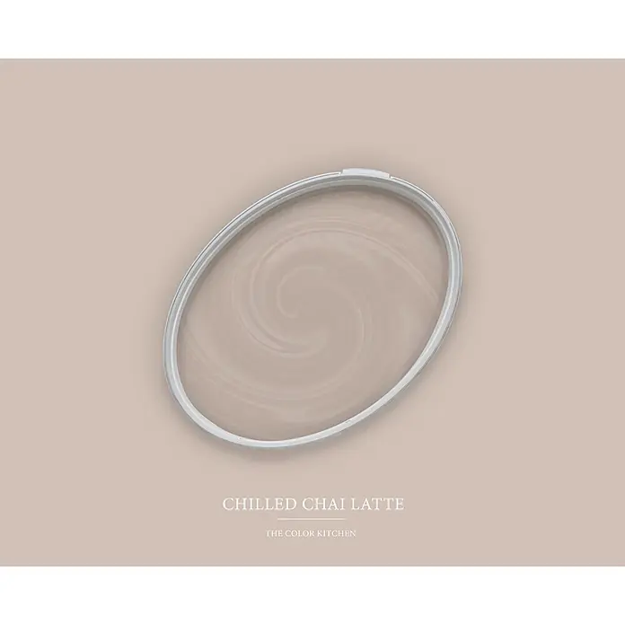 Livingwalls Wandfarbe Beige Chilled Chai Latte 6017 5l - Matt, 5 l - Ein runder, offener Behälter mit silbernem Rand enthält eine spiralförmige, hellbraune Flüssigkeit, beschriftet mit 'Chilled Chai Latte'.