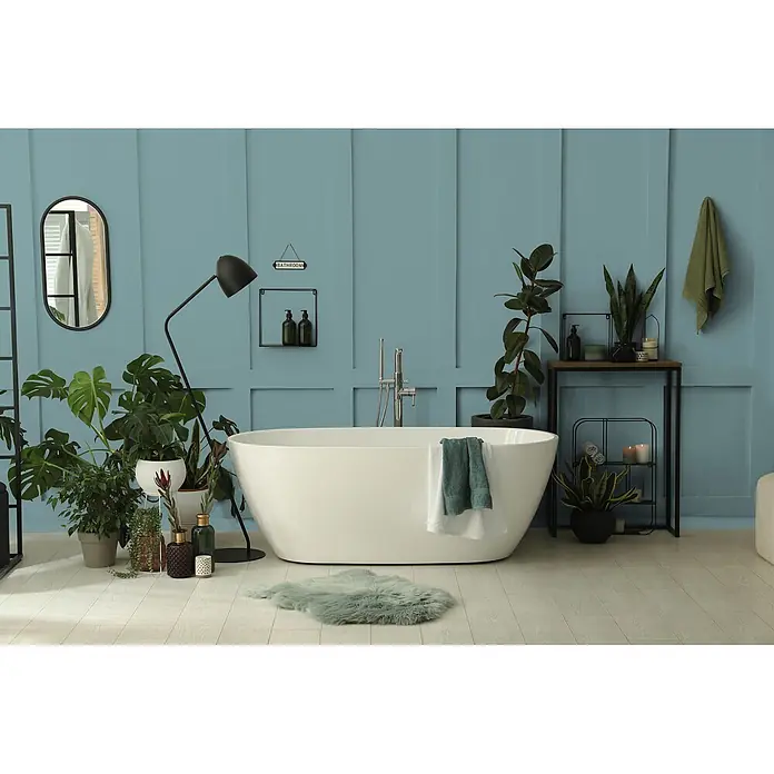 Livingwalls Wandfarbe Blau, Bluish Petrol DD125905 1l - Grün, Matt, 1 l - Eine moderne, weiße freistehende Badewanne in einem blau getäfelten Badezimmer mit Pflanzen und Stehlampe.