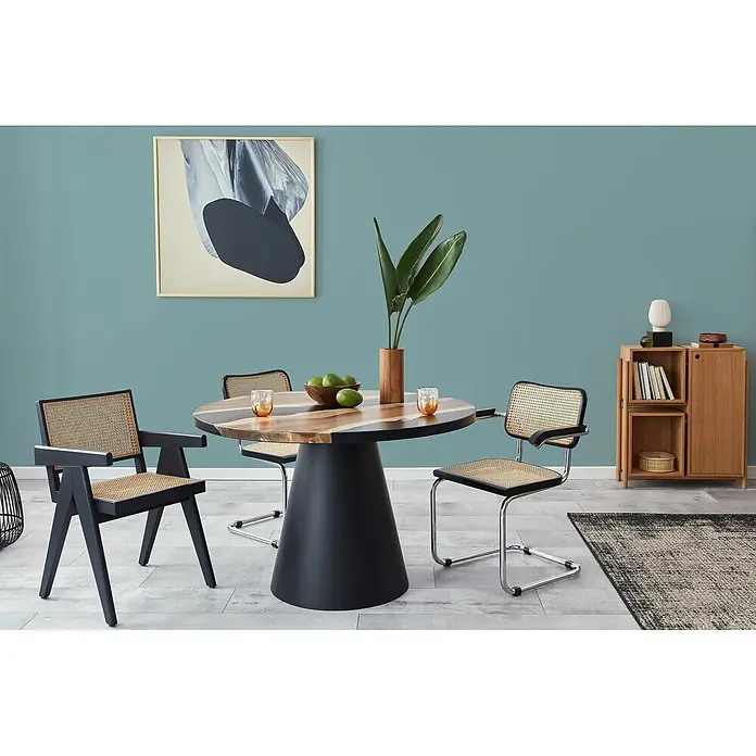 Livingwalls Wandfarbe Blau, Bluish Petrol DD125905 1l - Grün, Matt, 1 l - Ein stilvolles Esszimmer mit einem runden Holztisch auf schwarzem Fuß und vier modernen Stühlen mit Wiener Geflecht.