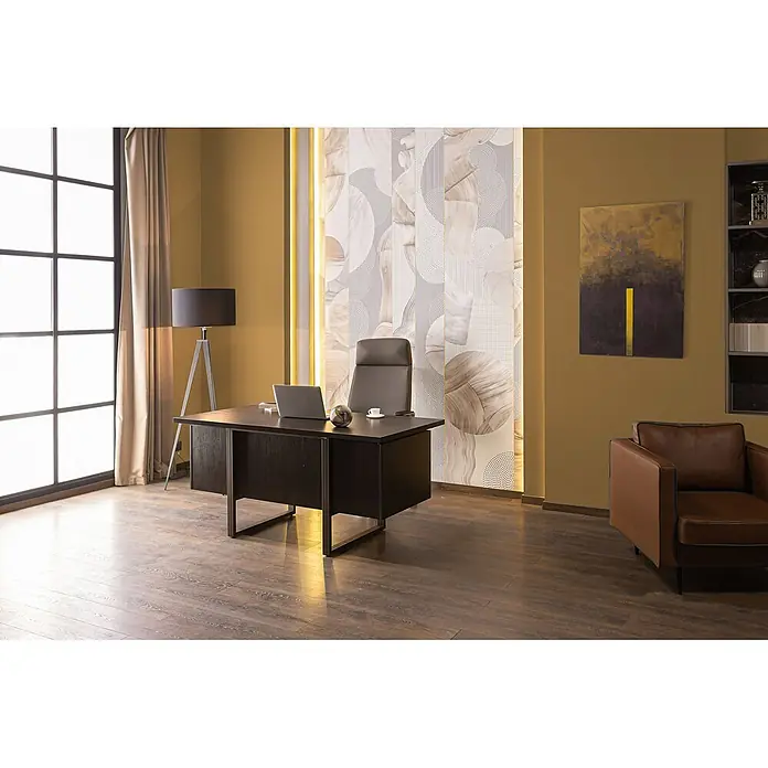 Livingwalls Wandfarbe Orange Smooth Saffron DD126130 1l - Orange, Matt, 1 l - Ein moderner Schreibtisch aus dunklem Holz mit Metallbeinen in einem stilvollen Home-Office mit Laptop und Stuhl.