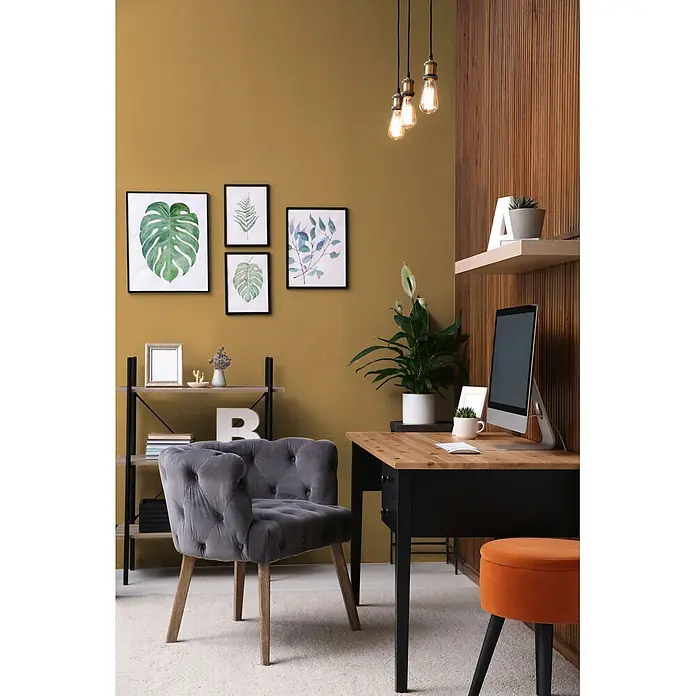 Livingwalls Wandfarbe Orange Smooth Saffron DD126130 1l - Orange, Matt, 1 l - Eleganter grauer, getufteter Samtsessel mit Holzbeinen, passend für ein stilvolles Home-Office.