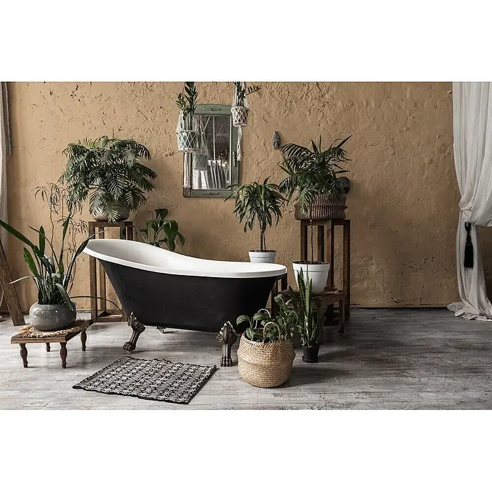 Livingwalls Wandfarbe Beige Sandy Beige DD126081 5l - Beige, Matt, 5 l - Eine schwarz-weiße freistehende Badewanne mit Klauenfüßen in einem mit Pflanzen gefüllten Badezimmer.