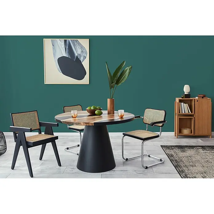 Livingwalls Wandfarbe Grün Emerald Green DD125952 5l - Grün, Matt, 5 l - Eine Essgruppe mit einem runden Holztisch mit schwarzem Fuß und einem Mix aus Stühlen mit Wiener Geflecht, einem aus Holz und zwei mit Chromgestell.