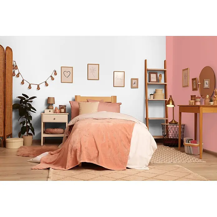 Livingwalls Wandfarbe Pink Peachy Pink DD125859 5l - Pink, Matt, 5 l - Gemütliches Schlafzimmer mit einem Bett mit pfirsichfarbener und cremefarbener Bettwäsche, hellen Holzmöbeln und Wänden in Weiß und Pastellrosa, mit Kunst dekoriert.