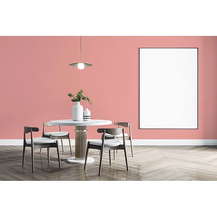 Livingwalls Wandfarbe Pink Peachy Pink DD125859 5l - Pink, Matt, 5 l - Modernes Esszimmer-Set mit weißem Rundtisch, goldener Rillenbasis und dunklen Holzstühlen mit hellen Polstern in einem Raum mit rosa Wand.