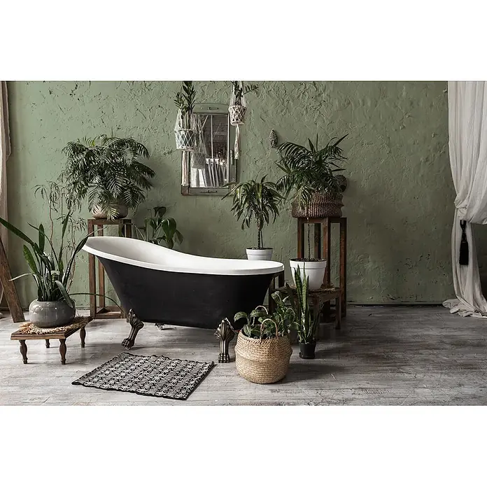 Livingwalls Wandfarbe Grün Sage Green DD125963 2,5l - Grün, Matt, 2,5 l - Eine klassische schwarz-weiße Klauenfußwanne in einem üppigen, pflanzenreichen Badezimmer.