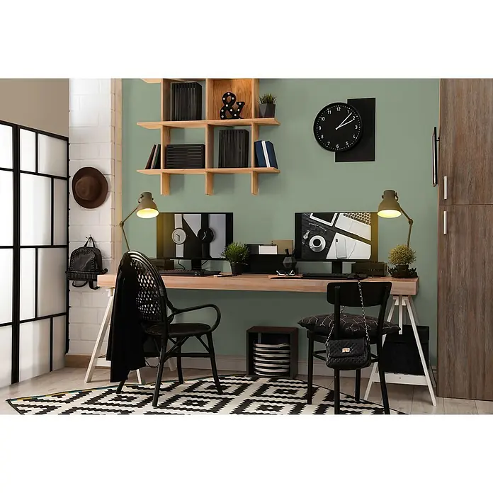 Livingwalls Wandfarbe Grün Sage Green DD125963 2,5l - Grün, Matt, 2,5 l - Ein modernes Heimbüro mit hellem Holzschreibtisch, schwarzen Stühlen, zwei Monitoren und Holzregalen.