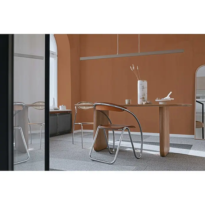 Livingwalls Wandfarbe Orange Dusty Orange DD126152 2,5l - Orange, Matt, 2,5 l - Modernes Esszimmer mit Holztisch und stilvollen Stühlen mit Chromgestell und braunem Leder, beleuchtet von einer linearen Leuchte.