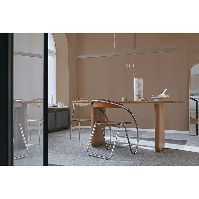 Livingwalls Wandfarbe Beige Soothing Brown DD126055 1l - Beige, Matt, 1 l - Moderner Essbereich mit hellem Holztisch, Chrom- und braunen Lederstühlen und minimalistischer Dekoration.