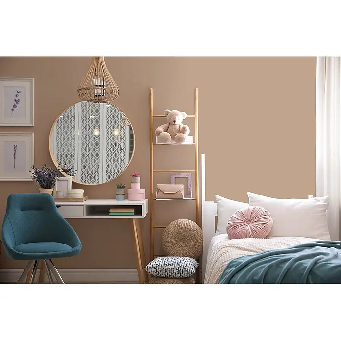 Livingwalls Wandfarbe Beige Soothing Brown DD126055 1l - Beige, Matt, 1 l - Gemütliches Schlafzimmer mit hellbrauner Wand, rundem Spiegel über weißem Schminktisch und türkisfarbenem Stuhl. Bett mit weißen Kissen und türkisfarbener Decke rechts.
