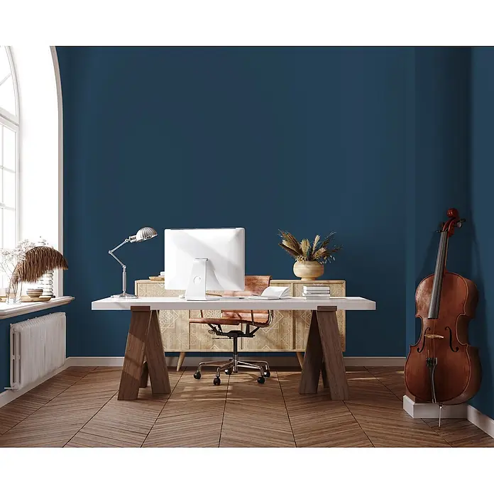 Livingwalls Wandfarbe Blau Ocean Blue DD125901 5l - Blau, Matt, 5 l - Modernes Heimbüro mit dunkelblauen Wänden, weißem Schreibtisch, braunem Ergonomiestuhl, Computer, Bogenfenster und Cello auf Holzboden.