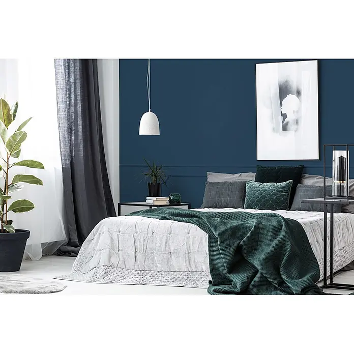 Livingwalls Wandfarbe Blau Ocean Blue DD125901 5l - Blau, Matt, 5 l - Modernes Schlafzimmer mit weißer Steppdecke, dunkelgrünem Waffelplaid und verschiedenen grauen und dunkelgrünen Kissen.