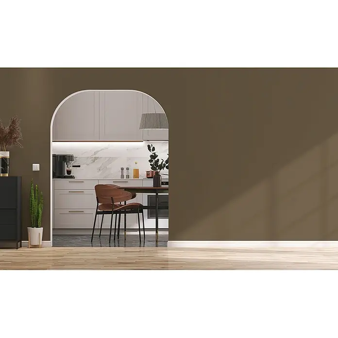 Livingwalls Wandfarbe Braun Mellow Brown DD126044 2,5l - Braun, Matt, 2,5 l - Moderne Küche mit hellen Schränken und Marmorrückwand, durch einen Torbogen sichtbar, mit Esstisch und Holzstühlen.