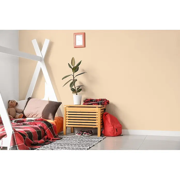 Livingwalls Wandfarbe Beige Muscat Wine 5002 5l - Matt, 5 l - Gemütliche Kinderschlafzimmerecke mit weißem Hausbett, rot karierter Bettwäsche und Holznachttisch.