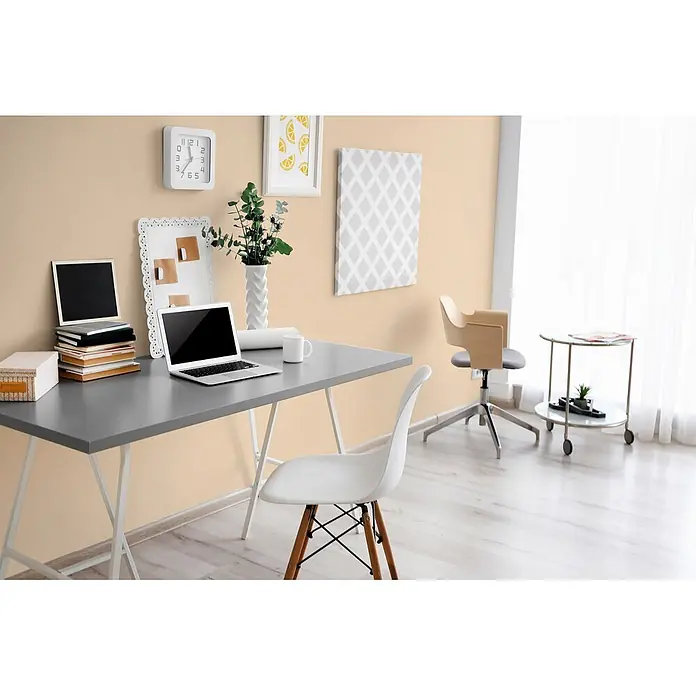 Livingwalls Wandfarbe Beige Muscat Wine 5002 5l - Matt, 5 l - Modernes Home-Office mit grauem Schreibtisch, Laptop, weißem Stuhl und hellen Wänden.