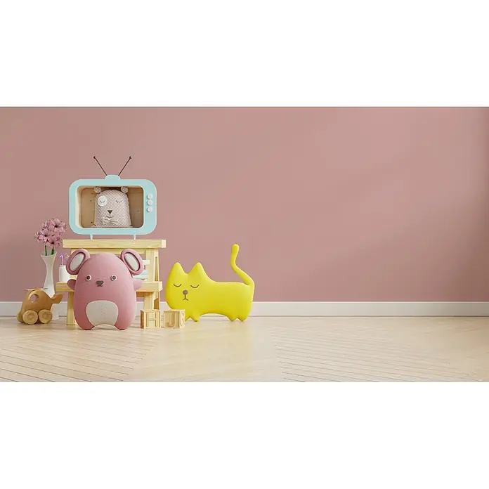 Livingwalls Wandfarbe Rosa Guava Juice 7009 2,5l - Rosa, Matt, 2,5 l - Ein verspieltes Kinderzimmer mit blauem TV-Regal, gepunktetem Kissen, pinker Maus, gelber Katze, Holzspielzeug und Blumen auf hellem Holzboden.