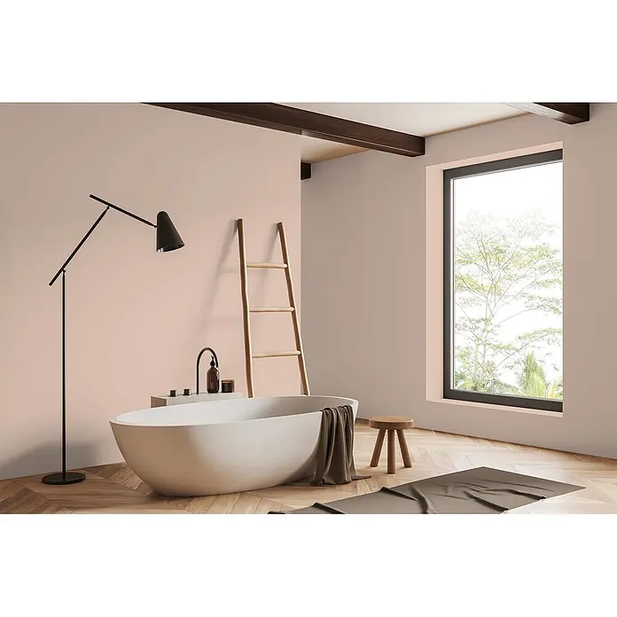 Livingwalls Wandfarbe Beige Varied Red DD125825 2,5l - Beige, Matt, 2,5 l - Weiße freistehende Badewanne in einem modernen Badezimmer, mit einer schwarzen Stehlampe, einer Holzleiter und einem großen Fenster.