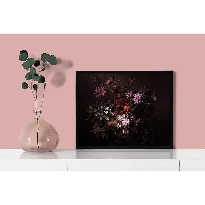 Livingwalls Wandfarbe Rosa Guava Juice 7009 2,5l - Rosa, Matt, 2,5 l - Gerahmter dunkler Blumenkunstdruck auf weißem Regal, neben Vase mit Eukalyptus, vor rosa Wand.